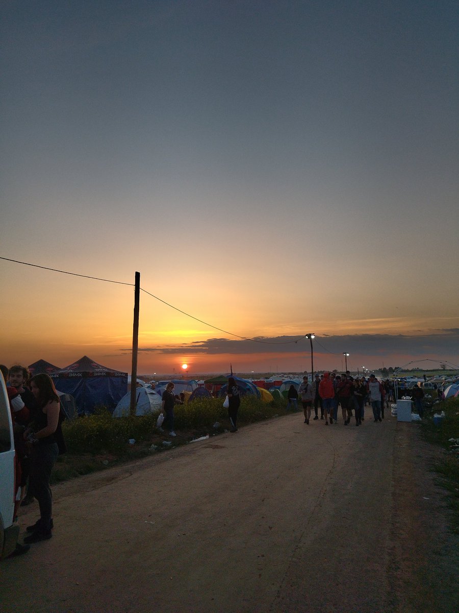 ansony_23's tweet photo. The locos, eneko, despertar con tecno, resaca, volver a beber, súbete a la pupuneta, vecinos, registrarme x3, caras partidas, gente de otro rollo, mandíbulas locas, atardeceres, amaneceres, hard, conciertazos, tarjeta triste, pogos, paraeta improvisada, mi primer festival. https://t.co/8h9HDYejNv
