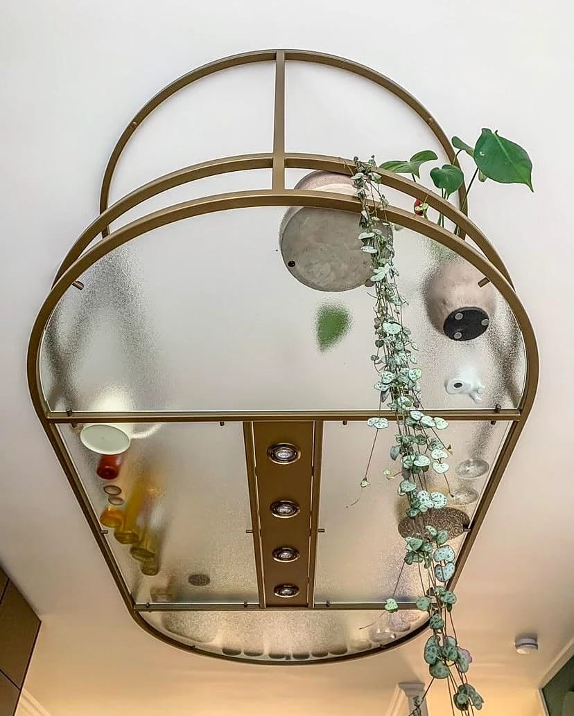 Indusigns's tweet photo. Op maat gemaakt keukenrek van staal, in de kleur naar wens, met glasplaat en LED spots. Onze ervaren designers en makers denken graag met je mee, om ook voor jou zo'n uniek drankrek op maat te maken. Neem contact met ons op voor de mogelijkheden. #maatwerk #interieurontwerp https://t.co/MDm9knCRb8