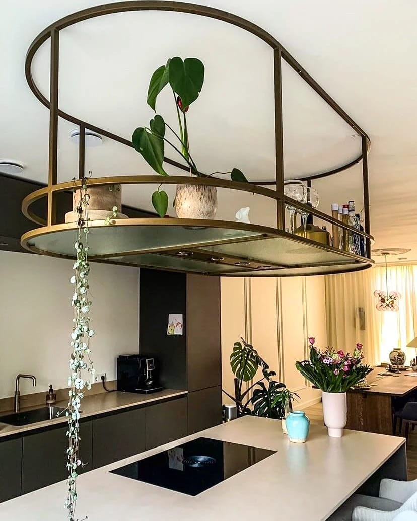 Op maat gemaakt keukenrek van staal, in de kleur naar wens, met glasplaat en LED spots. Onze ervaren designers en makers denken graag met je mee, om ook voor jou zo'n uniek drankrek op maat te maken. Neem contact met ons op voor de mogelijkheden. #maatwerk #interieurontwerp