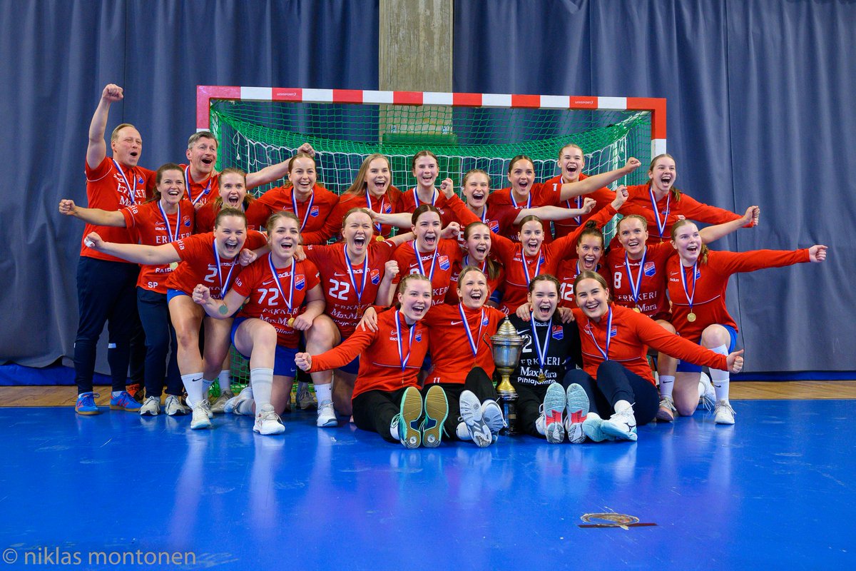 dickenmsm's tweet photo. Naisille tuplamestaruus, taas https://t.co/CmbwqZghNv #käsipallo #handboll https://t.co/BoC0rgvkGR