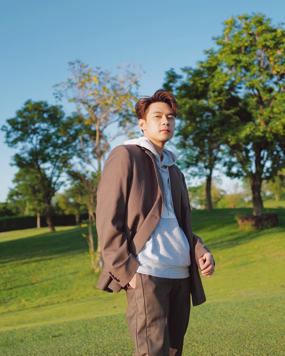 dan_worrawech's tweet photo. ระหว่างรอลมหนาวอย่างใจจดใจจ่อ ก็สวมฮู้ดใส่สูทดูดลมร้อนไปพลางๆก่อนละกัน https://t.co/SPa5dpYiLl