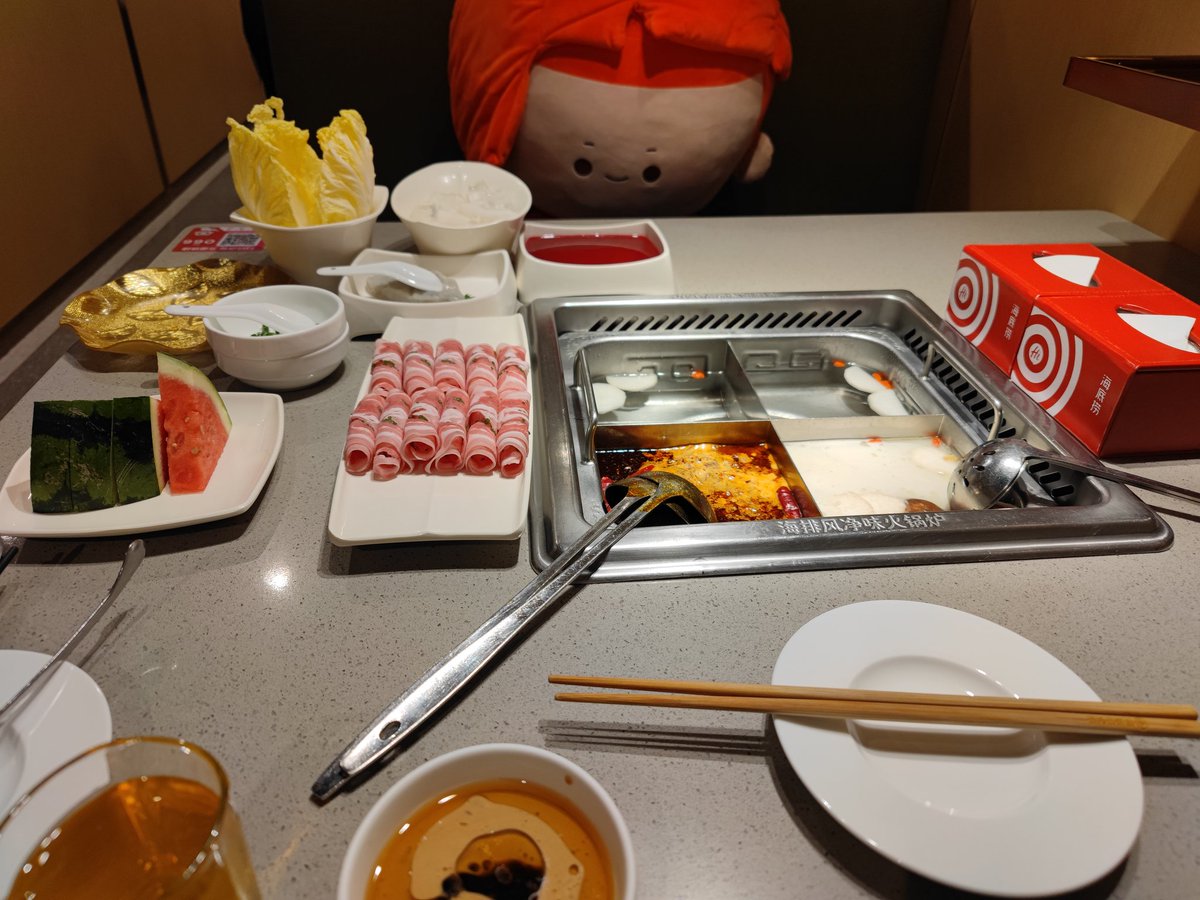 Summer_Dawn_V's tweet photo. 海底捞二缺一以及我真的蛮喜欢这个帽子 https://t.co/ScYghwLFOe