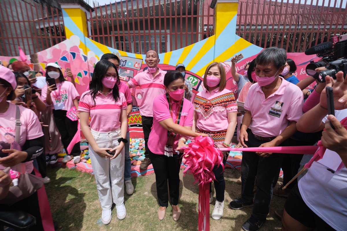lenirobredo's tweet photo. We also made a quick stop at the Leni-Kiko mural that our youth volunteers from Team Leni Kiko Kalinga painted in front of their headquarters. Kahit saan talagang bahagi ng bansa, napaka-creative ng ating mga kasama💖💖 https://t.co/4kwIPlm6C6
