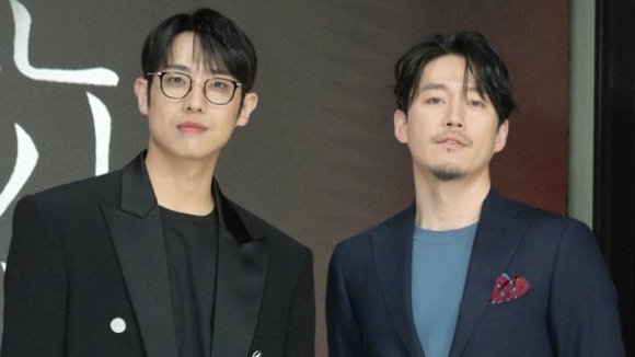 NataliaSenarat1's tweet photo. #LeeJoon said, "I've had a fear of historical dramas from a long time ago. I had a chance, but I said that I wouldn't. Then I heard that #JangHyuk was cast in #BloodyHeart . Then I remember having fun working on Iris2 before, so I am confident that Hyung would help me." https://t.co/uow4HnV9bP