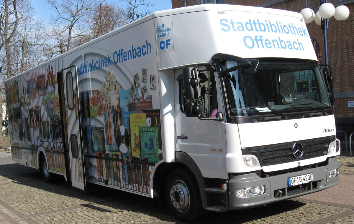 Stadt_OF's tweet image. Am Donnerstag geht der #Bücherbus wieder auf eine literarische Tour. Von 17.30 bis 19.30 Uhr steht der Bus auf dem Wilhelmsplatz und bildet den passenden Rahmen für Lesungen, Gespräche, Bücher und Wein. bit.ly/3OTmbW8 #Offenbach 📚🚍