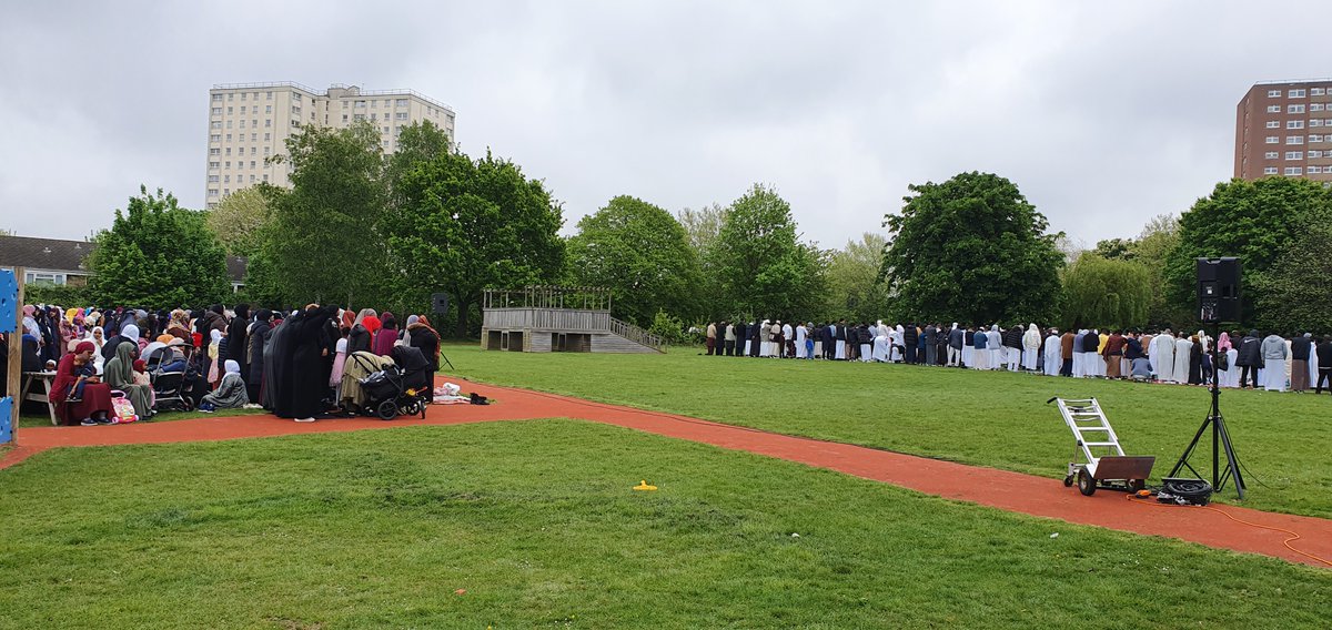easton_academy's tweet photo. This morning, over 2000 Muslim community members came to @easton_academy  to pray on this special day.
Eid Mubarak to all our Muslim friends. #EidMubarak #community #BristolCity @DBAT_UK https://t.co/SuooUSpgdS