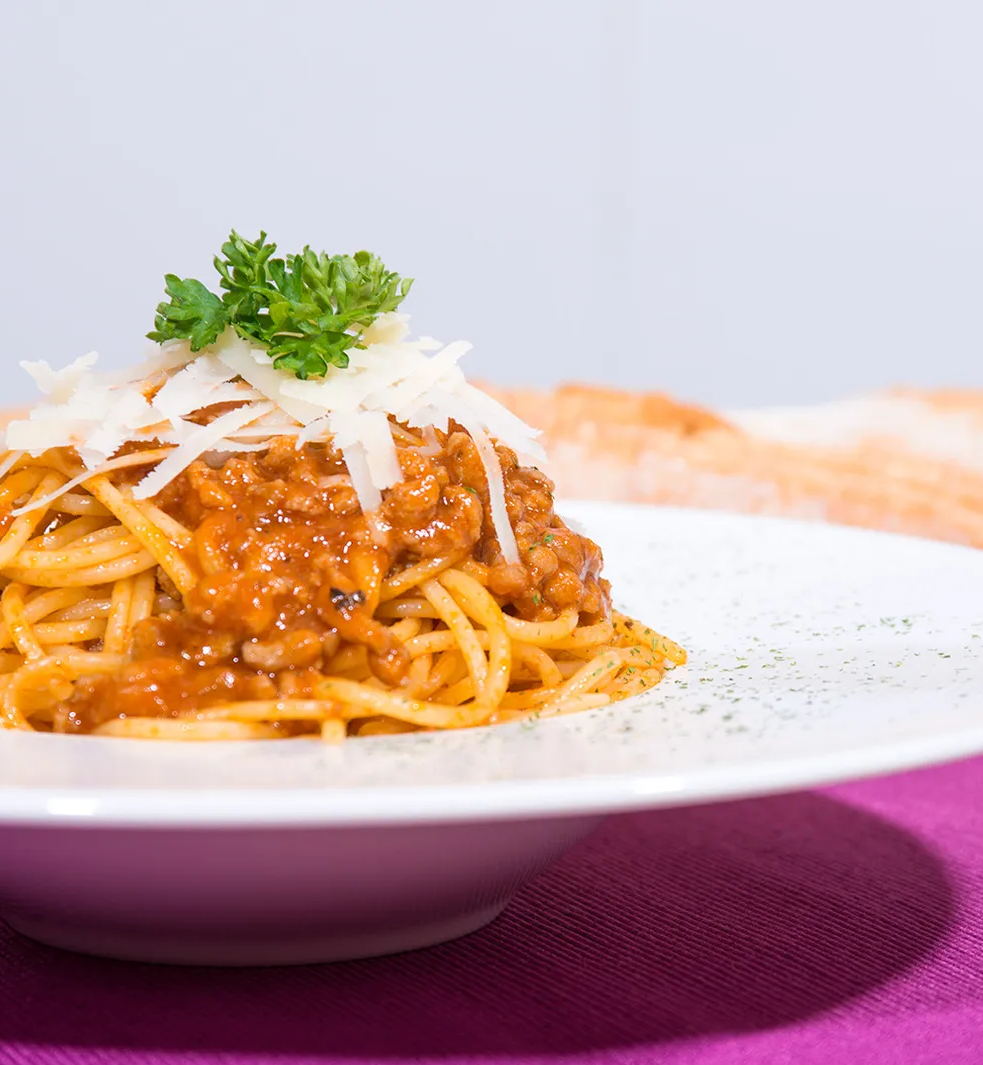 cookpadrecetas's tweet photo. La salsa boloñesa es una de las recetas de #cocinacasera más antiguas y con más historia en Europa… está rica con pasta, pan o incluso sola! Y también hay opciones veganas muy ricas. Prepárala hoy mismo con #CookpadRecetas! https://t.co/Vzd3TdvHBR #ElijoCocinar #ChoosetoCook https://t.co/SONToP7ef9