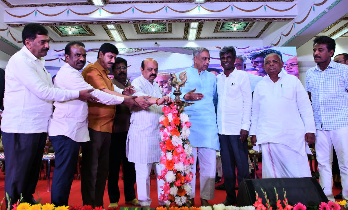 BSBommai's tweet photo. ಇಂದು ಬೆಂಗಳೂರಿನ ವಿಧಾನಸೌಧದ ಬ್ಯಾಂಕ್ವೆಟ್ ಹಾಲ್ ನಲ್ಲಿ  ಸಮಾಜ ಕಲ್ಯಾಣ ಇಲಾಖೆ ಹಾಗೂ ಪರಿಶಿಷ್ಟ ವರ್ಗಗಳ ಕಲ್ಯಾಣ ಇಲಾಖೆಯ "ಕಲ್ಯಾಣ ಮಿತ್ರ ಏಕೀಕೃತ ಎಸ್. ಸಿ. ಎಸ್. ಟಿ. 24x7  ಸಹಾಯವಾಣಿ (9482300400) ಯನ್ನು ಲೋಕಾರ್ಪಣೆ ಮಾಡಿಲಾಯಿತು.

@SWDGok @KotasBJP @sriramulubjp https://t.co/4HytqPuCfV