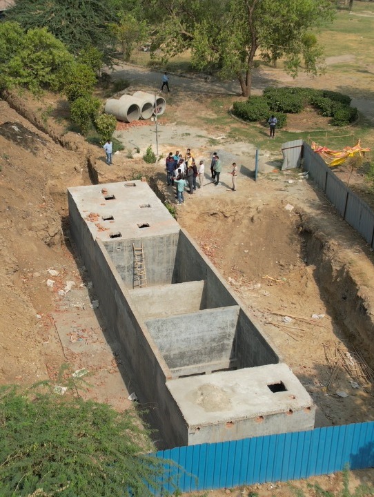 SatyendarJain's tweet image. Visited pilot project of Decentralised STP in a park at Sandesh Vihar. This will solve problem of overflowing sewerline and replace tubewells at parks. Initiative will save precious ground water and promote reuse of wastewater
