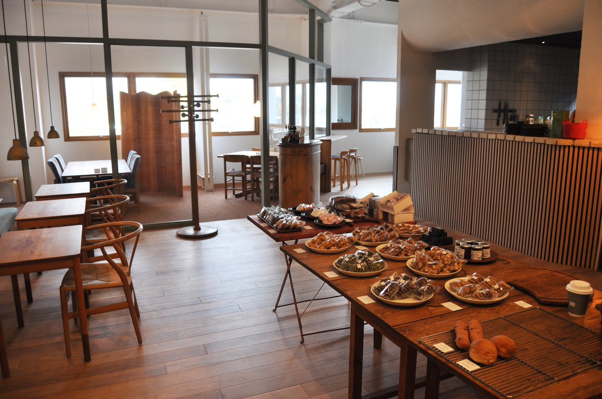 vignette01's tweet photo. 追分の国道18号沿いで、20年近く廃屋だった大型建物が改修され、ハルタの運営する複合施設「シュティル」として生まれ変わりました。
ヴィンテージ家具のショールーム、柳沢農園プロデュースのレストラン、学習塾、ピッツアや食品販売の店、学習塾など、各テナントも営業を始めています。 https://t.co/Hlpe6kGFBI