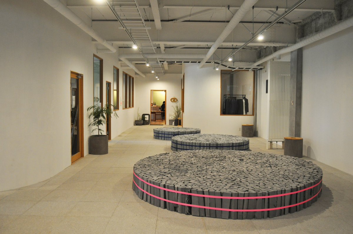 vignette01's tweet photo. 追分の国道18号沿いで、20年近く廃屋だった大型建物が改修され、ハルタの運営する複合施設「シュティル」として生まれ変わりました。
ヴィンテージ家具のショールーム、柳沢農園プロデュースのレストラン、学習塾、ピッツアや食品販売の店、学習塾など、各テナントも営業を始めています。 https://t.co/Hlpe6kGFBI