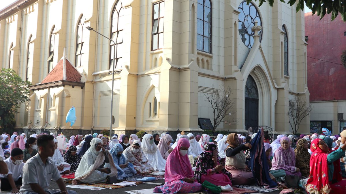 PemkotMalang's tweet photo. Gereja Kayutangan membuka halamannya utk jamaah Salat Id Masjid Jami' Kota Malang, Senin (2/5/22). Indahnya keberagaman dirawat dlm toleransi. Kebhinekaan mewarnai hari yg fitri. Kita jaga bersama kota, bangsa dan #Indonesia tercinta

#idulfitri1443H 
#toleransi
#malang https://t.co/5t7x3g12SY