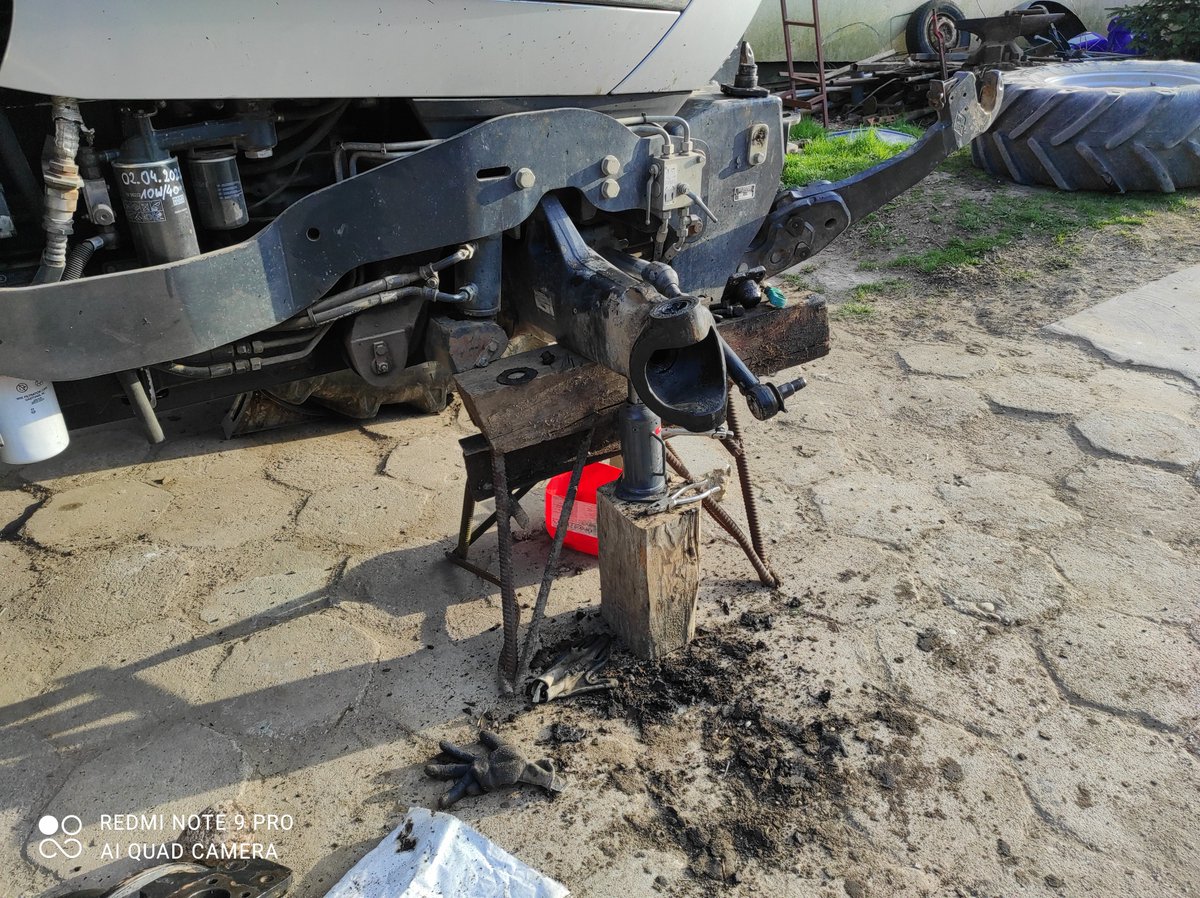 k_krupinski's tweet photo. #majowka2022 żeby nie #bleee #awaria to już by uprawa pod #kukurydza byłaby prowadzona #QQ  #mais   #simmering #zwolenica naprawa #pitstop #serwis https://t.co/4Lgi8trPje