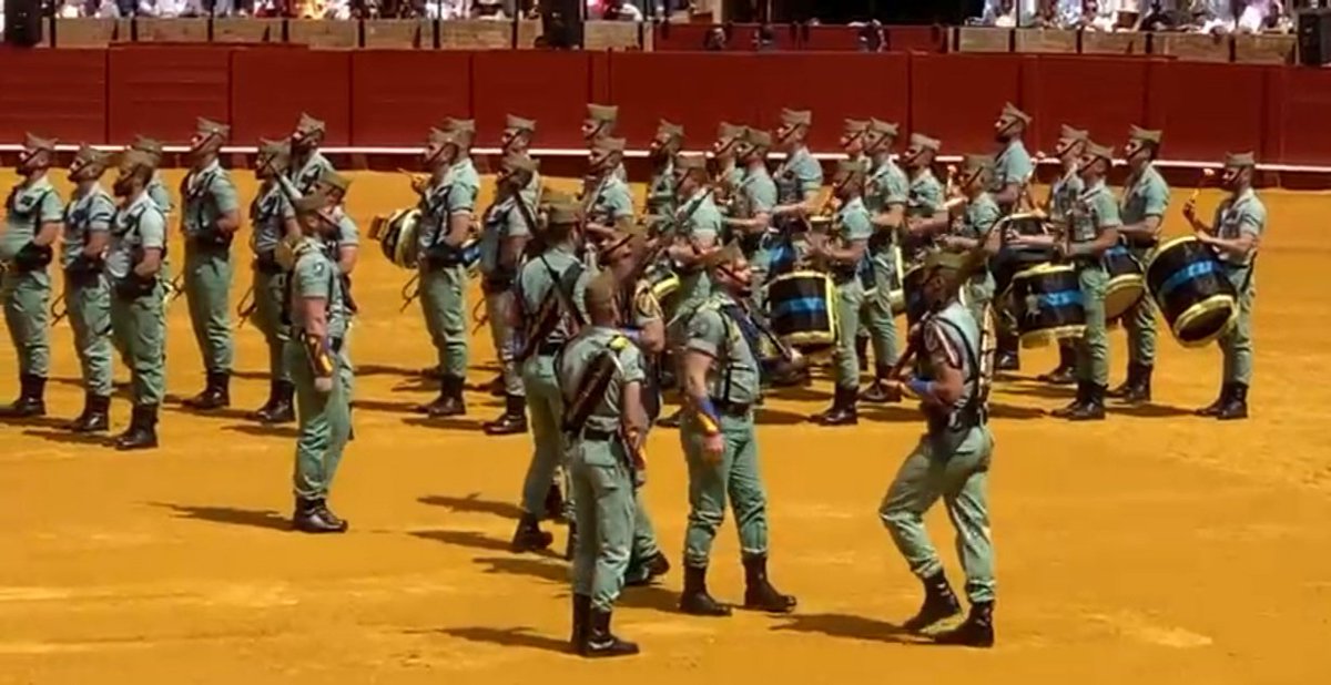 PlataformaMill1's tweet photo. Domingo de #Enganches en #LaMaestranza #Maestranza de #Sevilla con las dos Escuadras de Gastadores del #IVTercio #AlejandroFarnesio de #Ronda y #XBandera #MillanAstray de #LaLegión #Legión, que desfilaron ante la #PuertaDelPríncipe.
https://t.co/yuonscY8CN https://t.co/MUsRNUtbyn