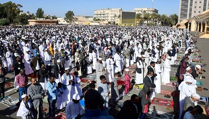 eritrea_Arabic's tweet photo. صلاة #العيد بالعاصمة اسمرة 

#ارتريا #Eritrea #EidAlFitr #عيدكم_مبارك #عيد_الفطر https://t.co/0HJoJFFzNQ