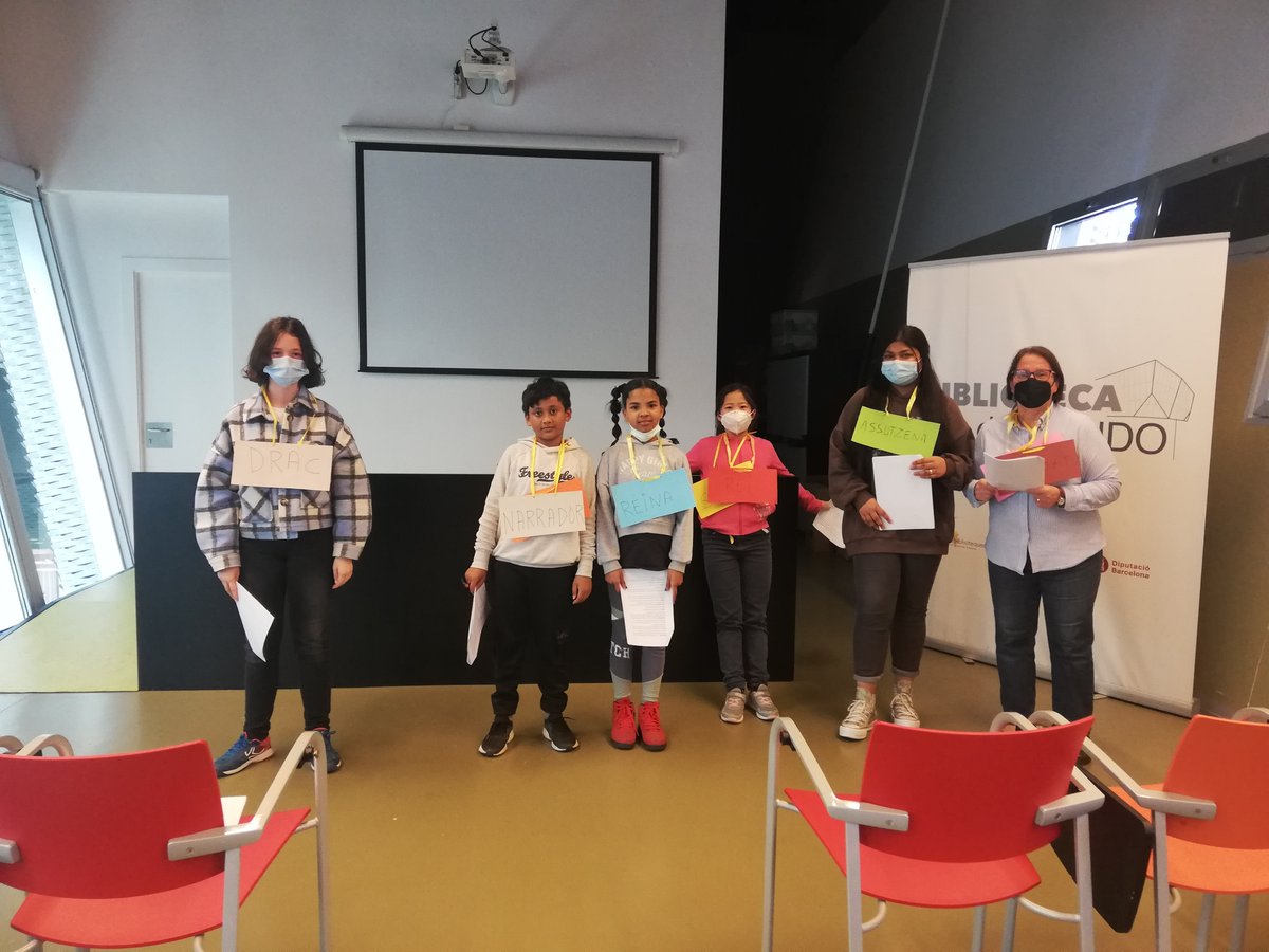 elicscg's tweet photo. La setmana passada al @lecxit de @scgramenet vam celebrar #SantJordi amb un públic molt especial: famílies, amics i mestres van venir a veure la lectura dramatitzada de la #llegendadeSantJordi. @bibstacoloma @EscolaBeethoven @BiblioWagner #EscSPapasseit #EscSagarra #EscSalvatella https://t.co/AQrLjBFXyP