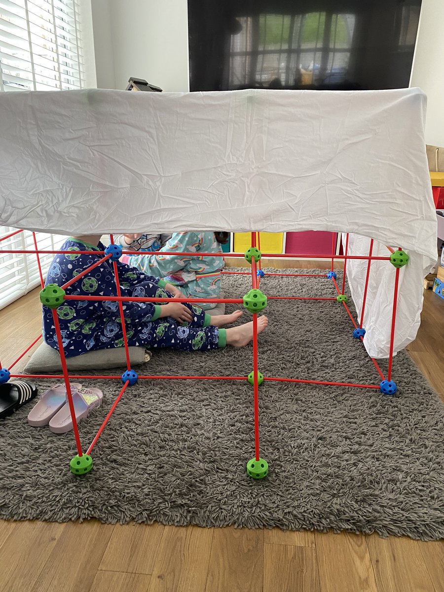 MrsGriffalo's tweet photo. When we’re not on our screens we build dens. @AnfieldRoadY2 @AnfieldPrimary @AnfieldRoadY3 https://t.co/oFH7Nt3Sk1