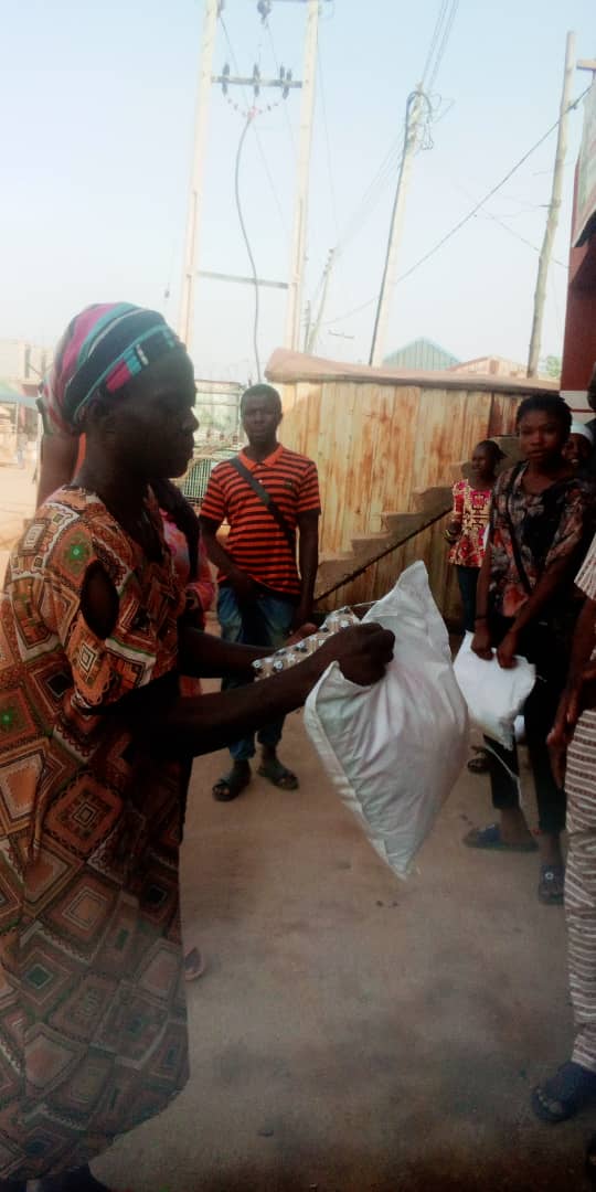 OfficialRubany's tweet photo. Initiative Of Ruban Youths For Development under our empowerment and outreach program distributed some food items to some residents of Mashafa road Mpape, Bwari Area Council FCT Abuja.
Supported by: Office of the Vice President Federal Republic of Nigeria @ProfOsinbajo https://t.co/7d9NlTJksF