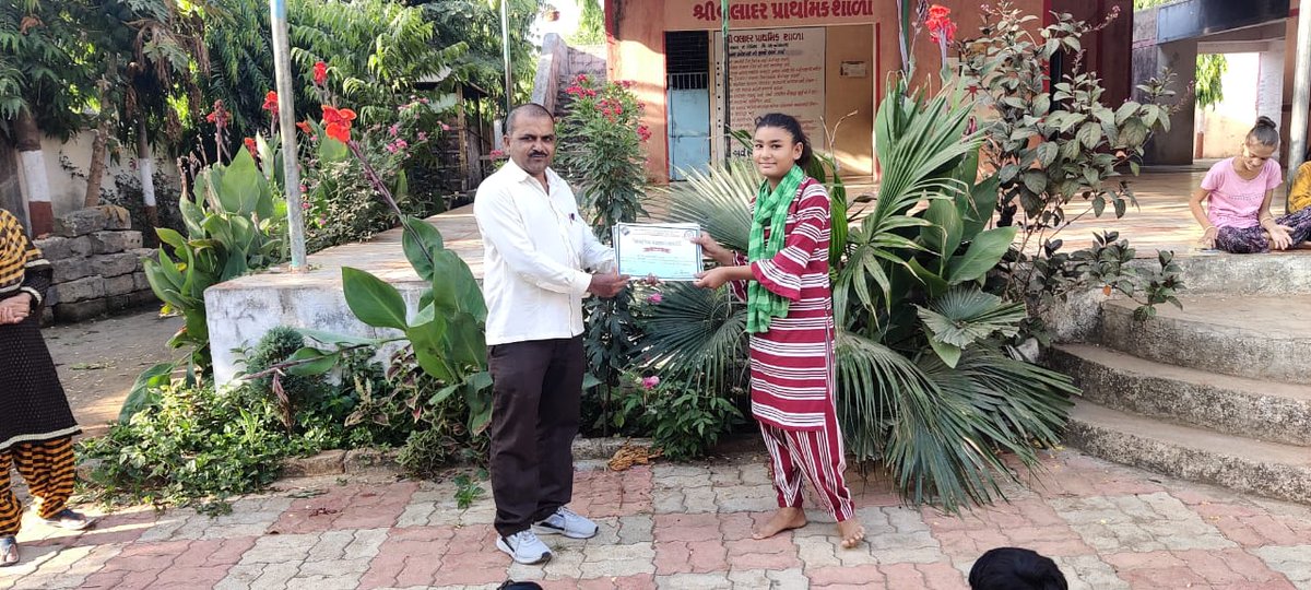 92_kodinar's tweet photo. Felicitating The Students for their Participation in National Voter Awareness Contest. #PosterDesign #SongCompetition #SloganMaking #VideoMaking @ECISVEEP @CEOGujarat @rkpatel_IAS @dy_deo_somnath https://t.co/r25uVQJvAW