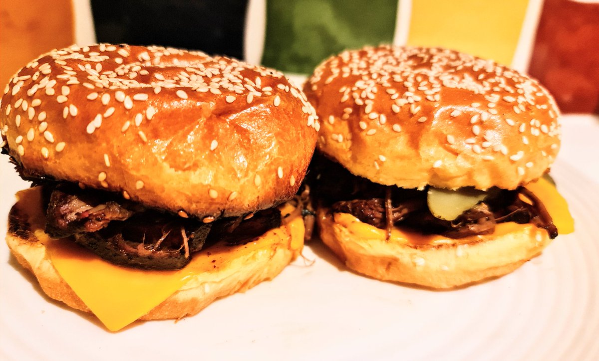 OZZY_GiRL_'s tweet image. Pulled beef on brioche buns with homemade BBQ chili sauce. Beef was smoked for the best part of the entire day.
So good! ♥️ 
#barbeque #pulledbeef #burgers #brioche #cheesy #dinner #foodie #foodies #smoked #smokedmeat #beef