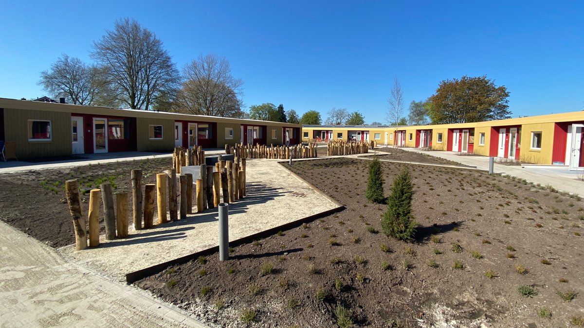 Momenteel wordt er hard gewerkt aan de Werkhorstlocatie in Veenoord. Hier zijn 21 seniorenwoningen gebouwd. Wij hebben zowel de ruimte rondom de woningen als de inrichting van het binnenhof ontworpen. Ziet er al veelbelovend uit. #veenoord #werkhorstlocatie