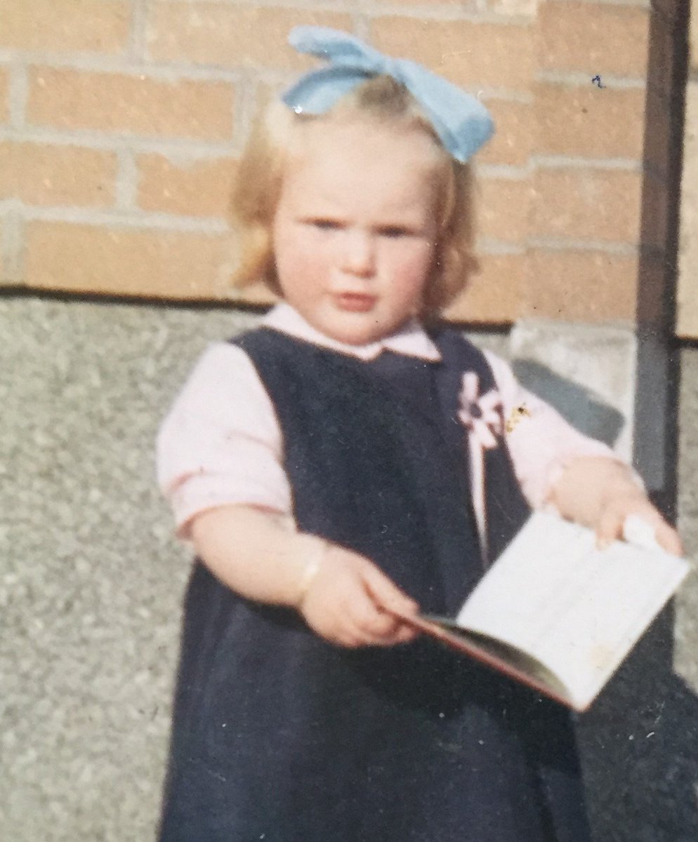 naissanceoeuvre's tweet photo. "Je ne sais comment j’appris à lire ; je ne me souviens que de mes premières lectures et de leur effet sur moi." (Rousseau, Les Confessions). Catriona, membre du jury. (Photo: DR) https://t.co/2UuY2JnzPg