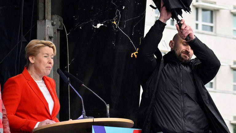 derJamesJackson's tweet photo. Picture of Berlin’s mayor being pelted with eggs https://t.co/n54WcfSmva
