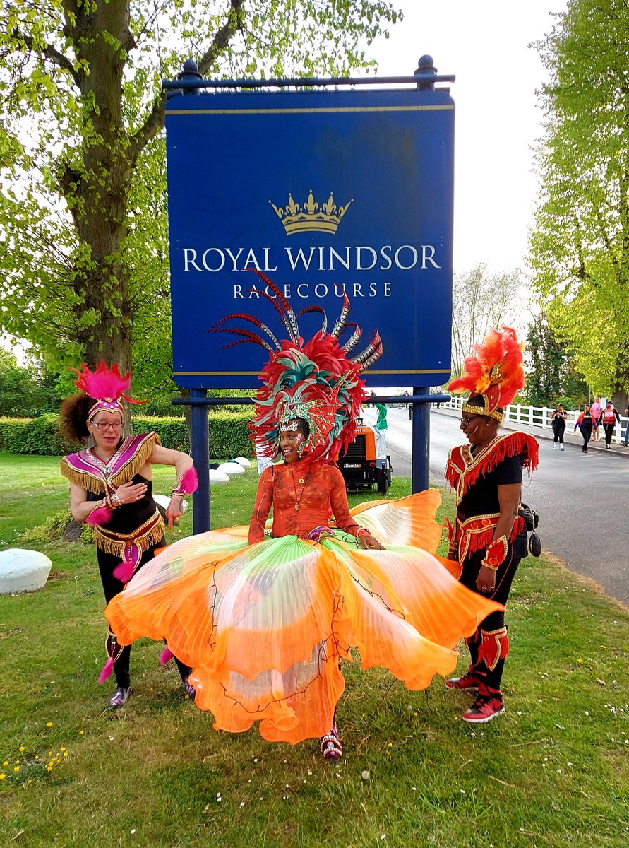 DonnaFo55661291's tweet photo. Thousands of women cycle to London and back through the night to raise money for female cancers with a carnival cheer at the start line. Samba, costumes, dancing and selfie booth all added to the atmosphere @emccan_uk @OutdoorArtsUK #dreamchallenges #rtn22 #londonschoolofsamba https://t.co/LoQJid8BHH