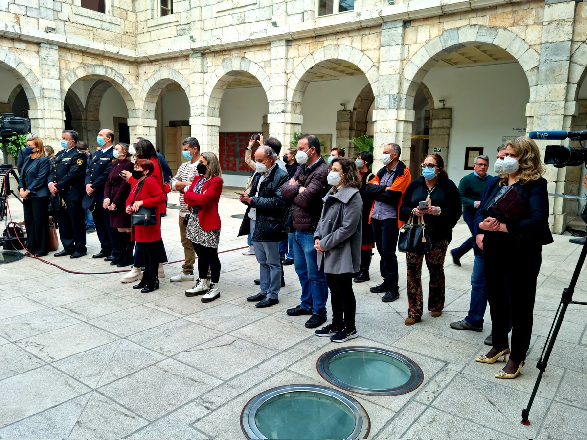 El Parlamento se suma al #Diacontraelacosoescolar con la lectura de un manifiesto de la Asociación Tolerancia 0 Bullying.

➡️ Cuatro jóvenes del IES Marqués de Santillana de Torrelavega dan lectura a textos que han escrito sobre acoso.

🔴 En directo: parlamento-cantabria.es/videoteca/sesi…