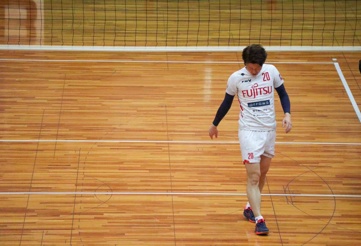 bzysyy's tweet photo. 今日、本当は会場に来るはずだった友達が応援していた選手。
試合後、みんながはけたあとにコート内で床を撫でていて。
空耳かもだけど『よしっ』って聞こえた気がしました。
これからの新たな門出に、、、

#黒鷲旗
#富士通川崎レッドスピリッツ
#志波京介 選手 https://t.co/UPJQw0RHJA