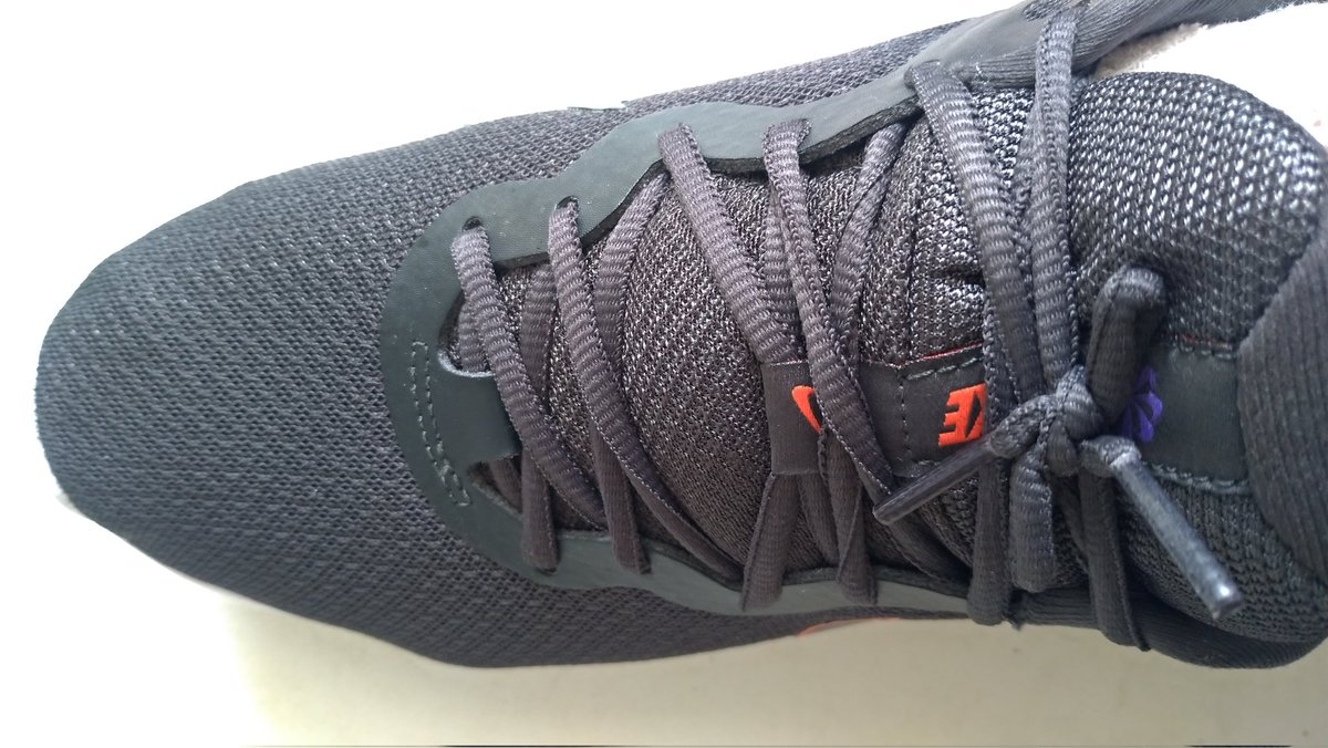 Gostaria de entender porque a maioria dos tênis da Nike vem com cardaços minúsculos, <a href="/Nike/">Nike</a>