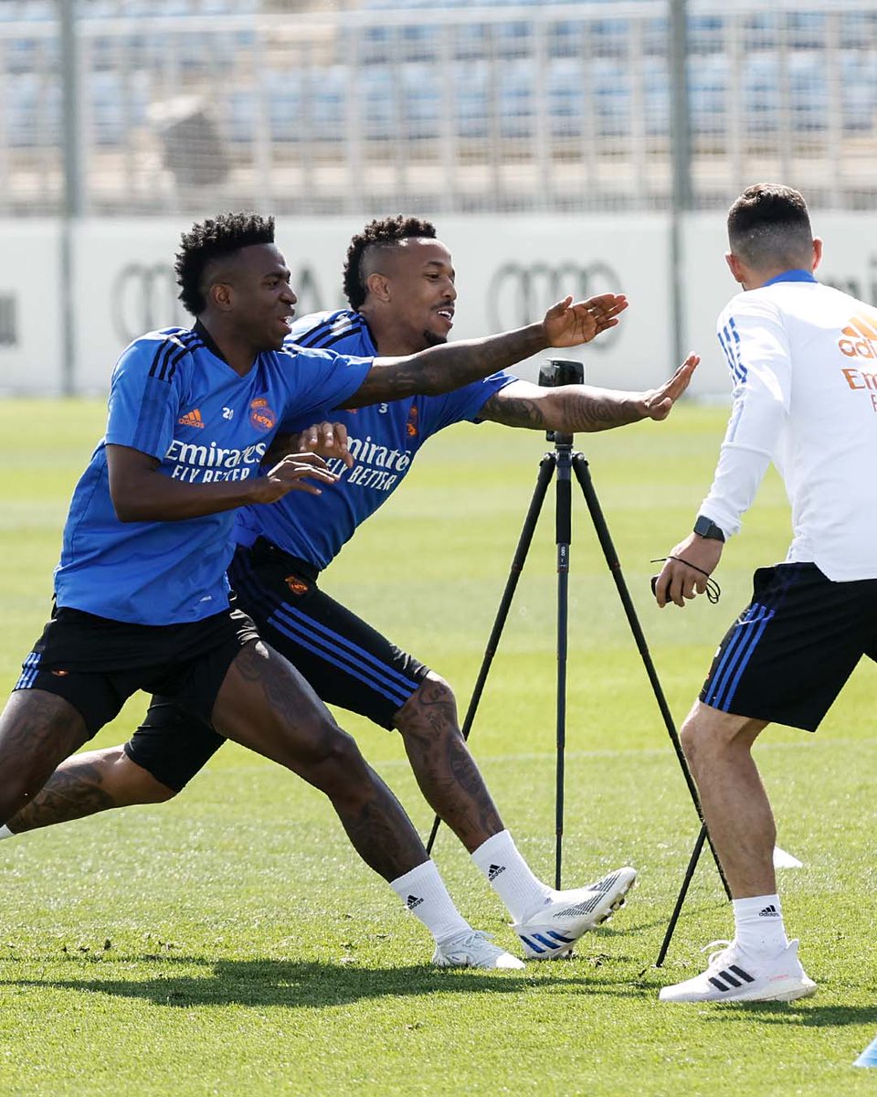 realmadrid's tweet photo. ✋ @vinijr ✨ @edermilitao 🤚 https://t.co/BVa79QUAJc