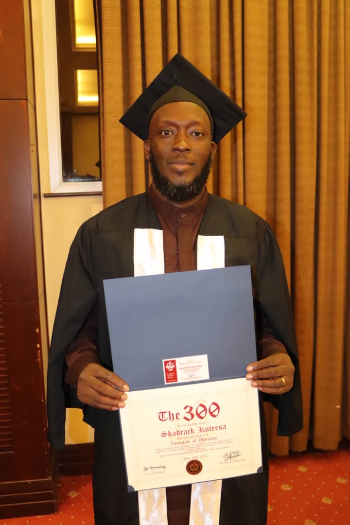 ShadeKuteesa's tweet photo. Glory be to God, just graduated with Associate Ministry from #The300Ministry collage https://t.co/vjJiQsY5Yl