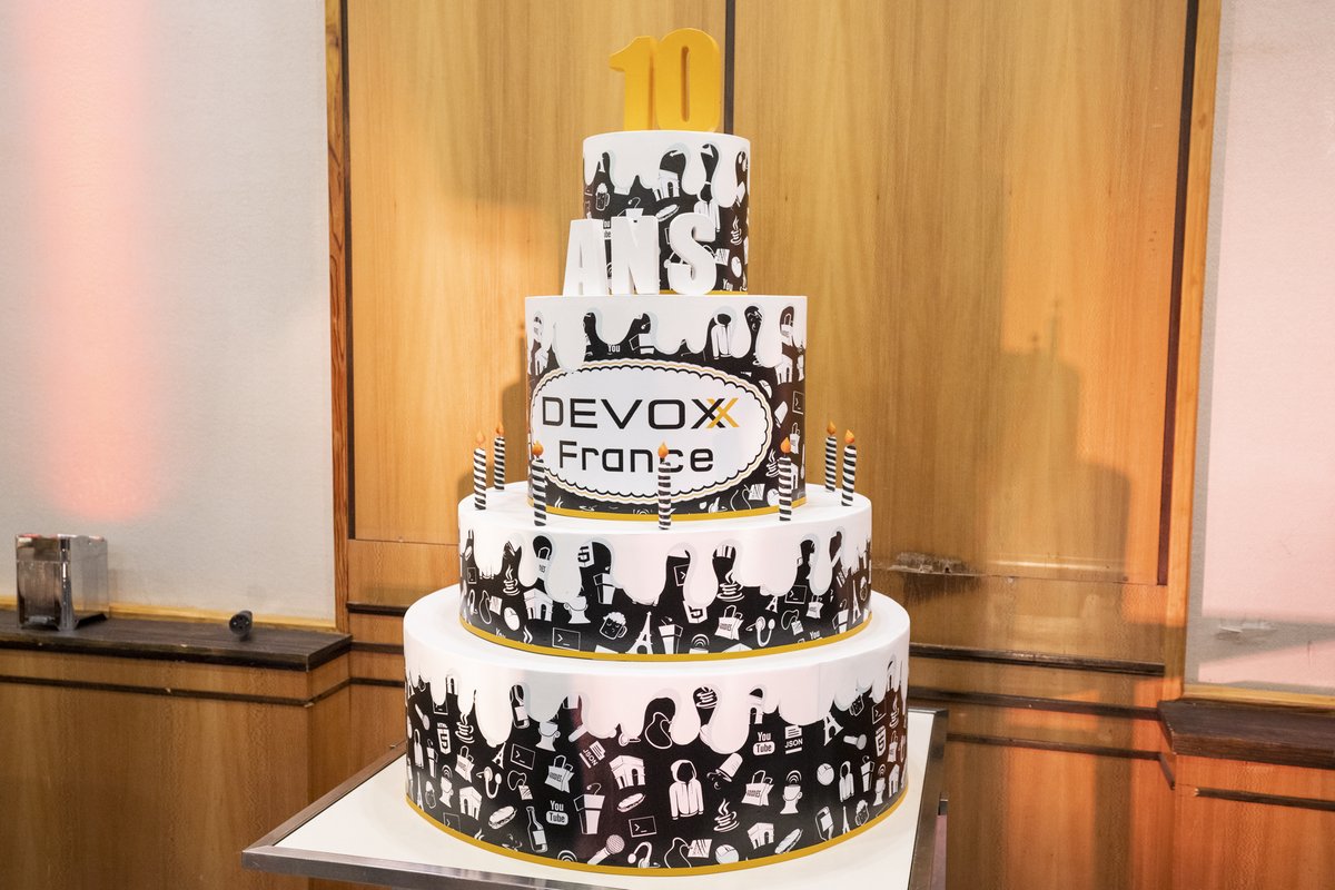 Jolimoiparis's tweet photo. 🚀 @MathildeLemee #CTO et @Hydrog3n  développeur #Fullstack étaient #speakers à @DevoxxFR édition 2022 !
✔ RDV immanquable pour notre équipe #tech qui  présentée un #Lab (#hands-on) sur "Les #tests #unitaires #Javascript appliqués au #Front-end". https://t.co/npxHrIT81h