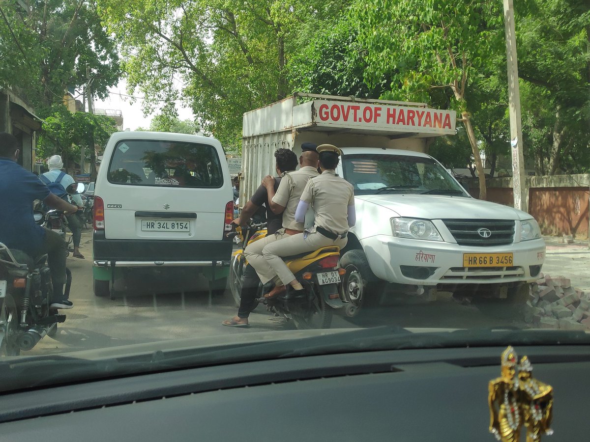 DivyanshNa's tweet photo. @adv_chandnishah @cz_binance https://t.co/S9FjSAKRcr
please retweet.. police should follow traffic rules. https://t.co/F7qEXXJlWB