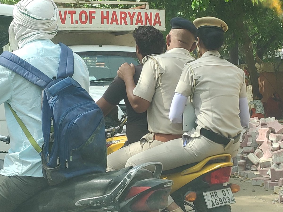 DivyanshNa's tweet photo. @adv_chandnishah @cz_binance https://t.co/S9FjSAKRcr
please retweet.. police should follow traffic rules. https://t.co/F7qEXXJlWB