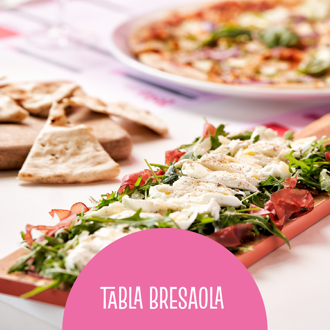 Uno de nuestros productos estrella es nuestra tabla bresaola. Un embutido italiano que te va a hacer perder la cabeza.
Eso sí, tendrás que acercarte al local para disfrutarla, porque no la enviamos a domicilio 😔