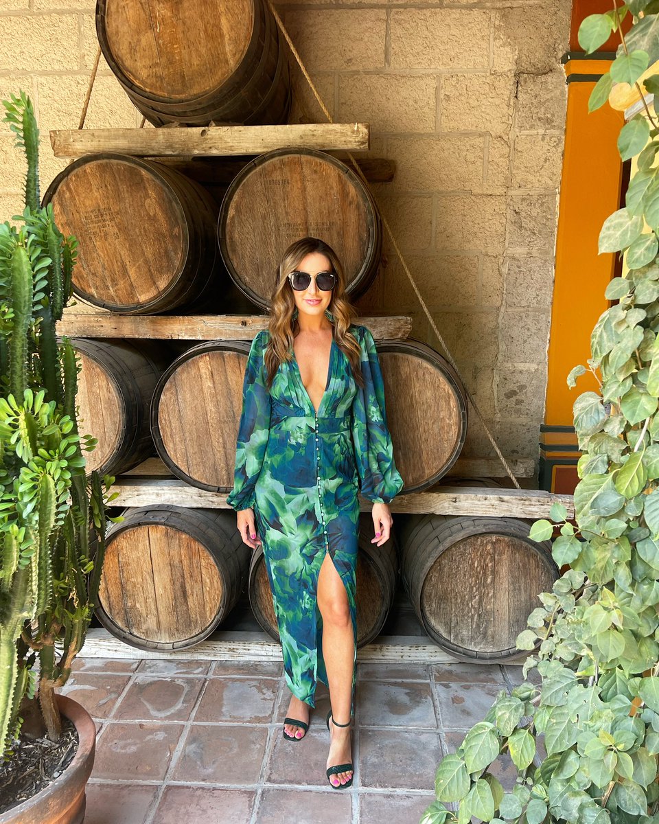 Vestido dia ✌🏻 en Mexico! Giving off JLo vibes in this <a href="/runawaythelabel/">Runaway the label</a> dress. 💙💚