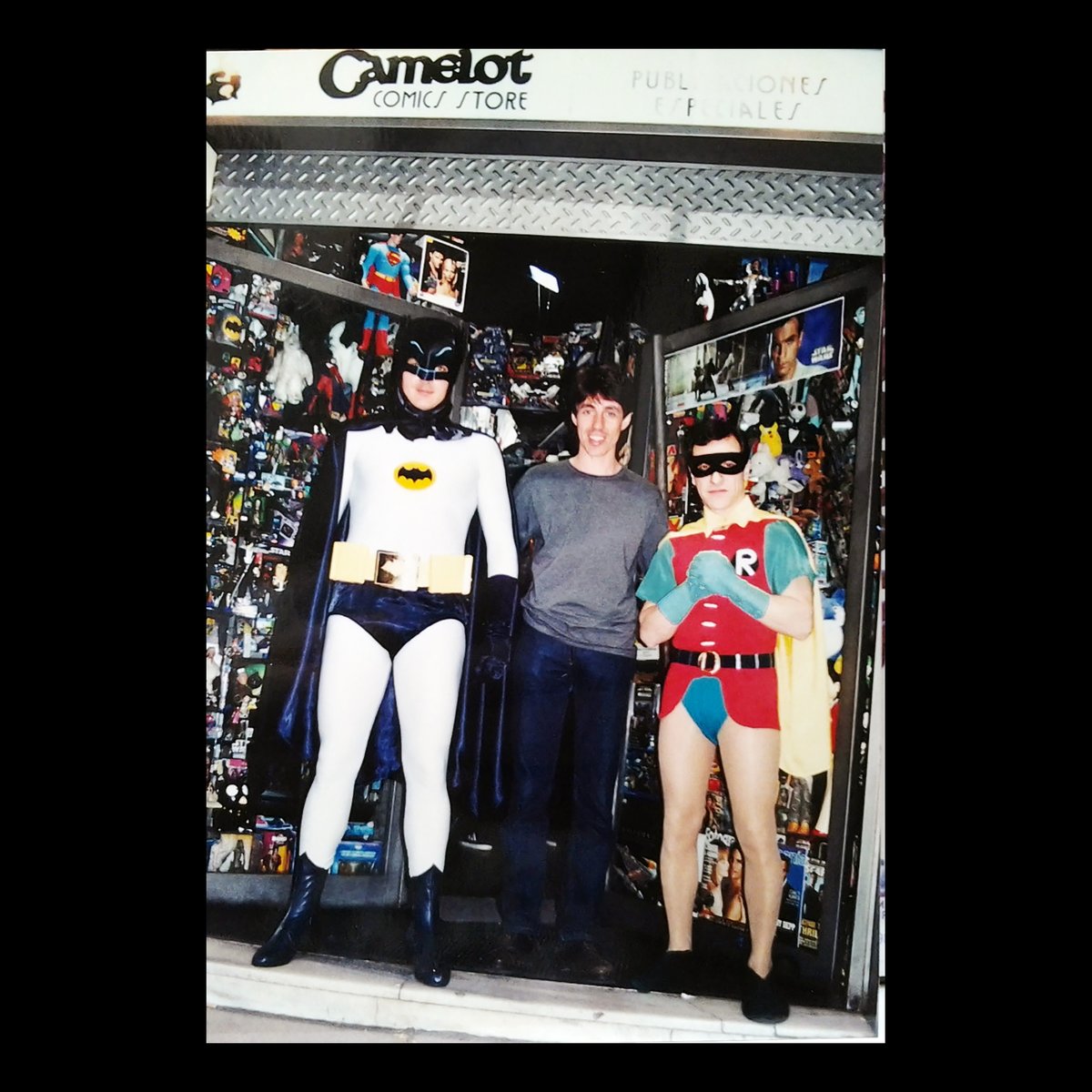 Buenos, amigos, llegó el momento: tengo para SORTEAR un ejemplar de «Camelot, épica de una comiquería», el libro de Gustavo Gabbrielli sobre CAMELOT COMICS STORE, la mejor tienda de historietas del mundo. 

¿Cómo participar? 1) Seguime. 2) RT a este tuit.

¡Mucha suerte! ✨