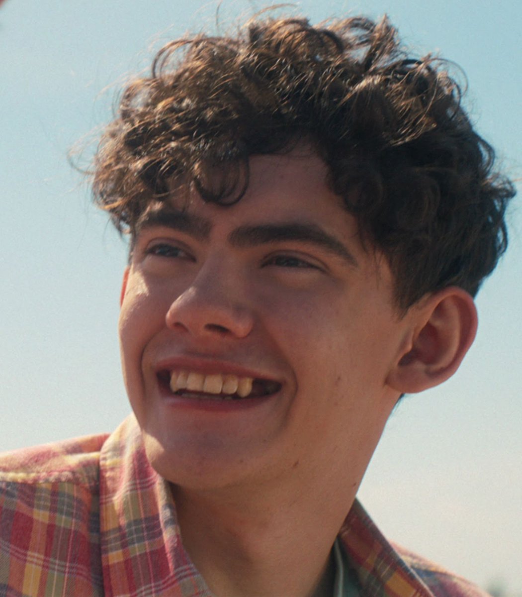 netflix's tweet image. I swear Heartstopper is trying to kill me...