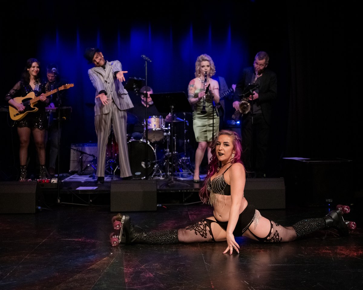 JessicaleeSkary's tweet photo. Stripping to live music is my greatest joy. Got to Jam to a band I love and one of my best friends on clarinet #Slutswhoskate https://t.co/ZmexUAP6me