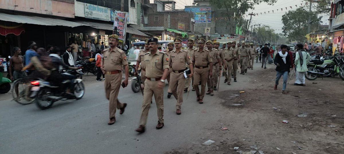 fatehpurpolice's tweet photo. आगामी त्योहार/शान्ति एवं कानून व्यवस्था को सुदृढ़ बनाये रखने हेतु  #SPFhr के द्वारा मय पुलिस बल के साथ थाना खागा क्षेत्रान्तर्गत फुट पेट्रोलिंग की गई। 
आमजनमानस को सुरक्षा का भरोसा दिलाया जा रहा है।
#UPPolice https://t.co/iQXKQLmxlW