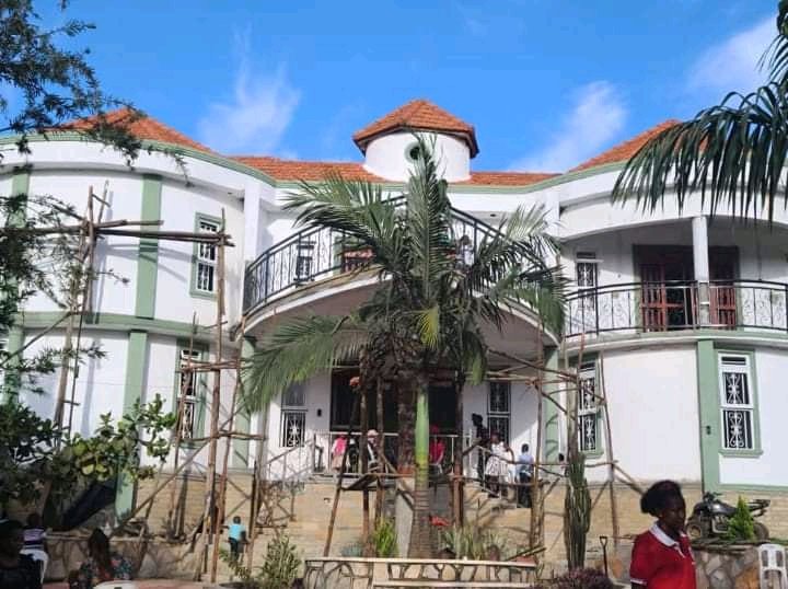 CampusTrendUG's tweet photo. Update on @kingsaha256 House located in Wakiso District. The mulilwana Singer is contesting for UMA President https://t.co/vaw3tzANeI