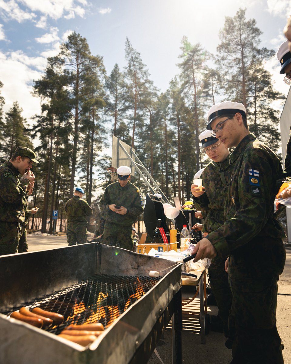 pvvmsk's tweet photo. Puolustusvoimien varusmiessoittokunta toivottaa hyvää vappua!

#puolustusvoimat #pvvmsk #varusmiessoittokunta #vappu #vappu2022 

Kuvat: Puolustusvoimat / Karun Verma, Petteri Ojala https://t.co/A7tTFdFKhR