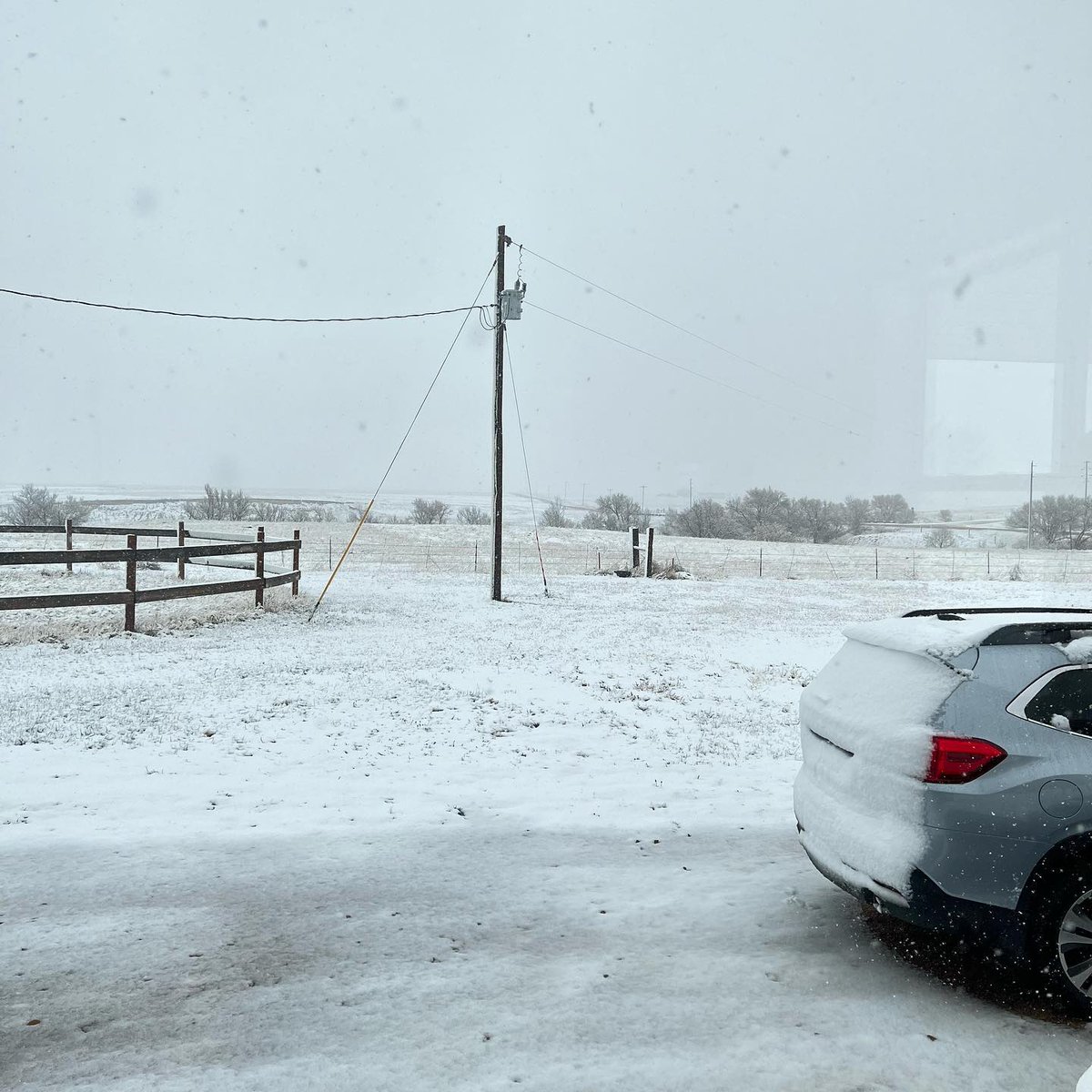 afkatm's tweet photo. I’m sorry, I thought it was May. ��️

#snow #snowfall #maysnow #maysnowshowers #snowshowers https://t.co/KlpCYio6ig