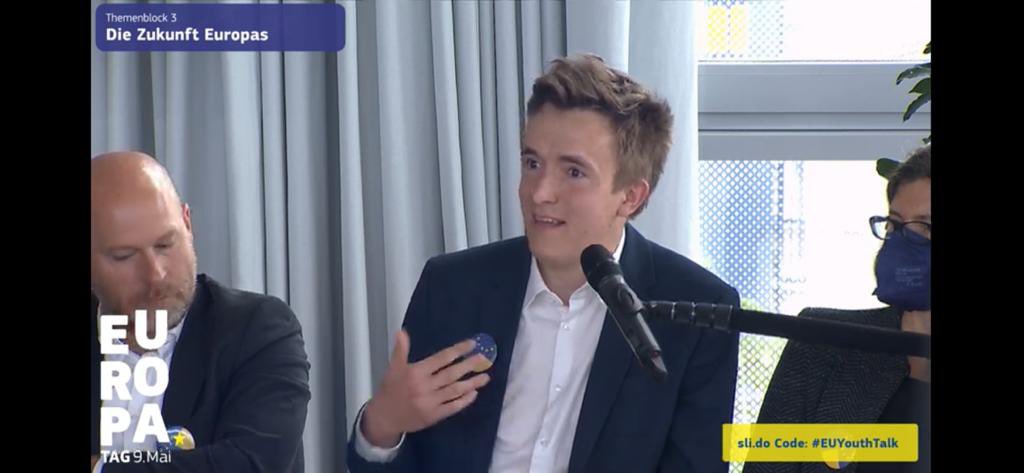 EUKommWien's tweet photo. Was nervt euch an Europa 🇪🇺, fragt Moderatorin @AmbraSchu beim #EUYouthTalk im @mqwien. 
@EYY2022 
@KockDave: Es muss immer erst eine Krise bzw. einen Brandherd geben, den man löschen muss, bevor sich etwas bewegt.
Zur Debatte 👉
https://t.co/6wz6vzpUQb https://t.co/8nP5mvMNLD