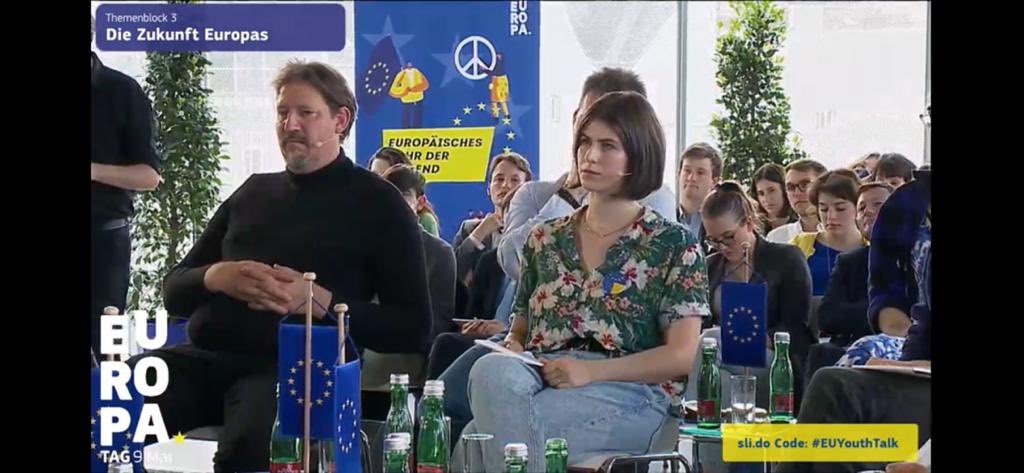 EUKommWien's tweet photo. Was nervt euch an Europa 🇪🇺, fragt Moderatorin @AmbraSchu beim #EUYouthTalk im @mqwien. 
@EYY2022 
@KockDave: Es muss immer erst eine Krise bzw. einen Brandherd geben, den man löschen muss, bevor sich etwas bewegt.
Zur Debatte 👉
https://t.co/6wz6vzpUQb https://t.co/8nP5mvMNLD