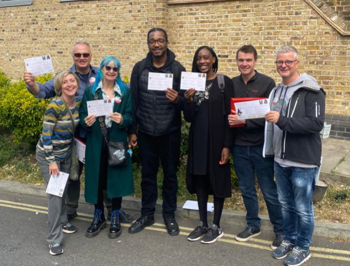 Great #LabourDoorstep response in #WalhamGreen
Two outstanding local candidates in ⁦@TreySimon1998⁩  and Genevieve Nwaogbe