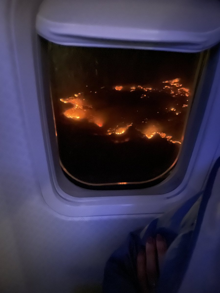 AnnaPadillaNews's tweet photo. I flew back to New Mexico late last night and saw what I first thought were city lights in an odd-looking formation. I was wrong. Please stay safe out there and keep an eye out for any fire updates in your area. https://t.co/uC8rPofdU3