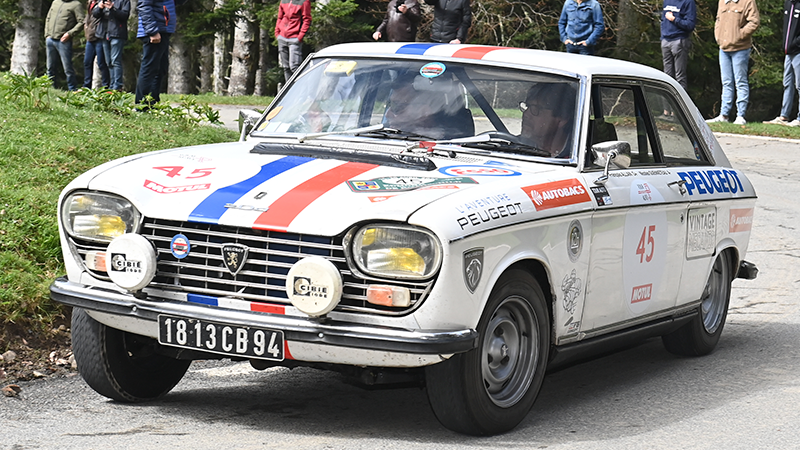 PeugeotFR's tweet photo. Le @tourauto 2022 est terminé ! Un grand bravo à l’équipage #45 avec @allain_francois et Nicolas Guenneteauau volant du coupé de légende #PEUGEOT204 pour cette édition. https://t.co/WKyYGlG42n
